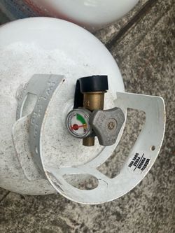 Two propane tanks one is filled and one is about 20% fuel