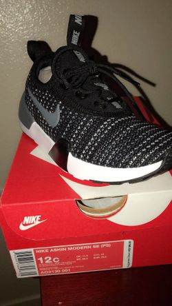 Girls Nikes NEW IN BOX size 12c Paid over 60$ at Foot locker