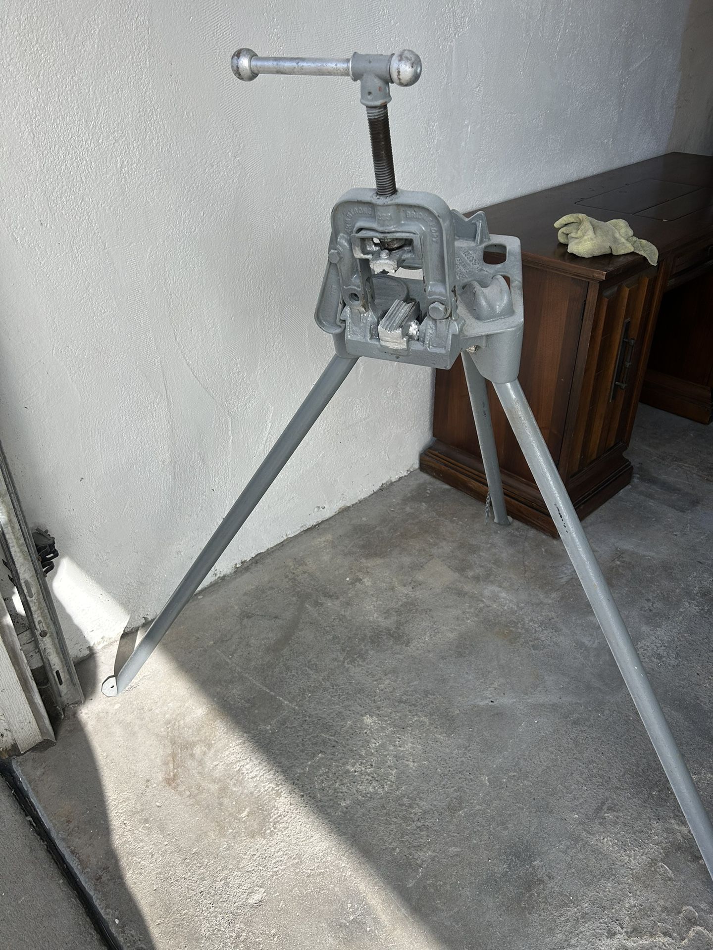 Heavy Duty Pipe Vice With Stand