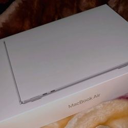 MacBook Air 13-inch Laptop - Apple M3 chip - 8GB Memory 