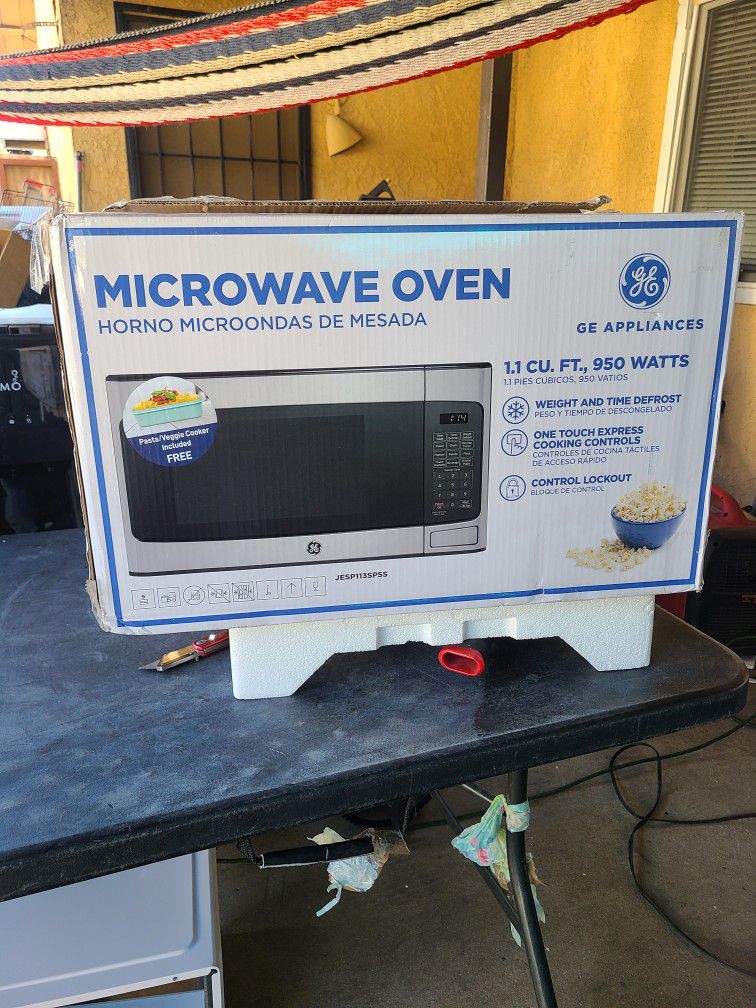 GE microwave 1.1cu.ft 950watts 