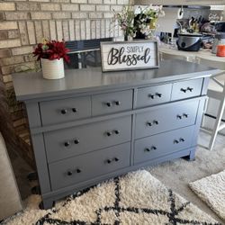 ✨✨GORGEOUS GRAY LONG 6 DRAWER DRESSER✨✨