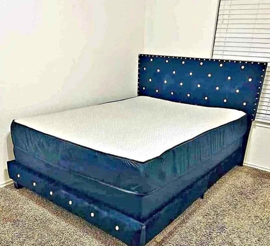 New Queen Bed Wht Matres For $300