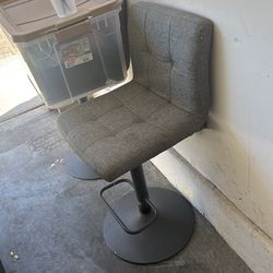 2 Bar Stools Good Conditions 