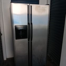 Fridge In Working Condition Delivery Available Fridge And Freezer Work Great Two Months Warranty I Can Deliver For You In Minutes 