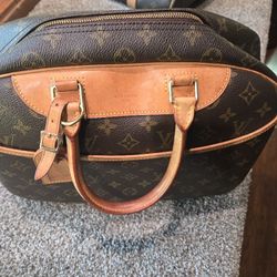 Louis vuitton deaville bag