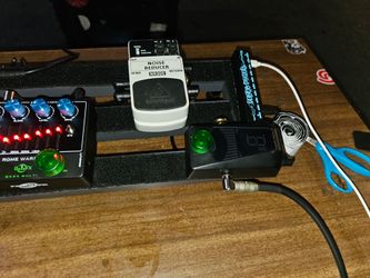 Pedalboard with carrying case