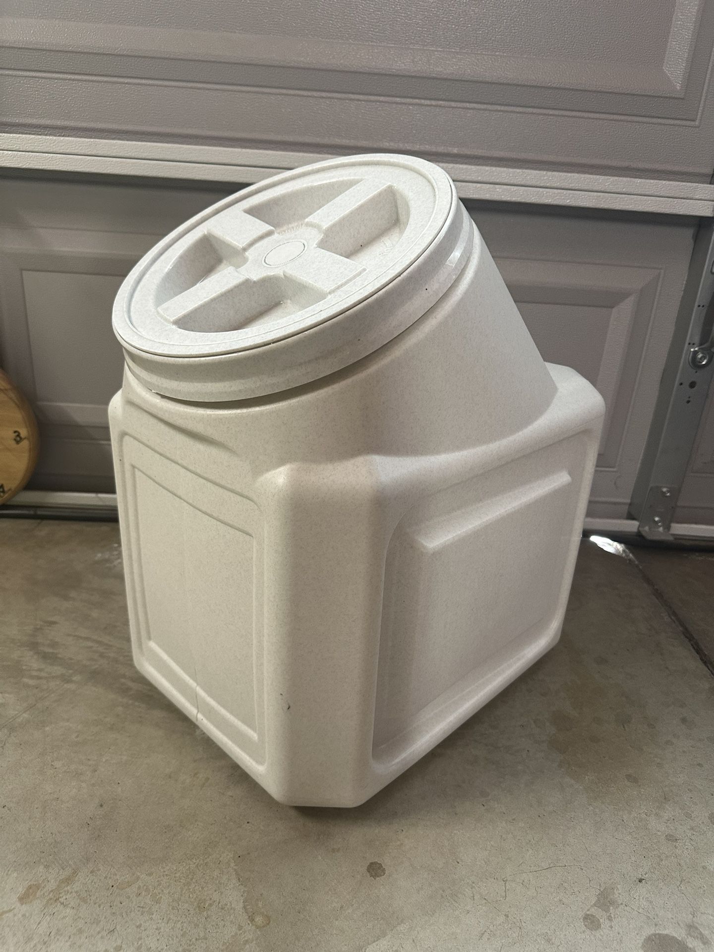 Dog/cat food Container