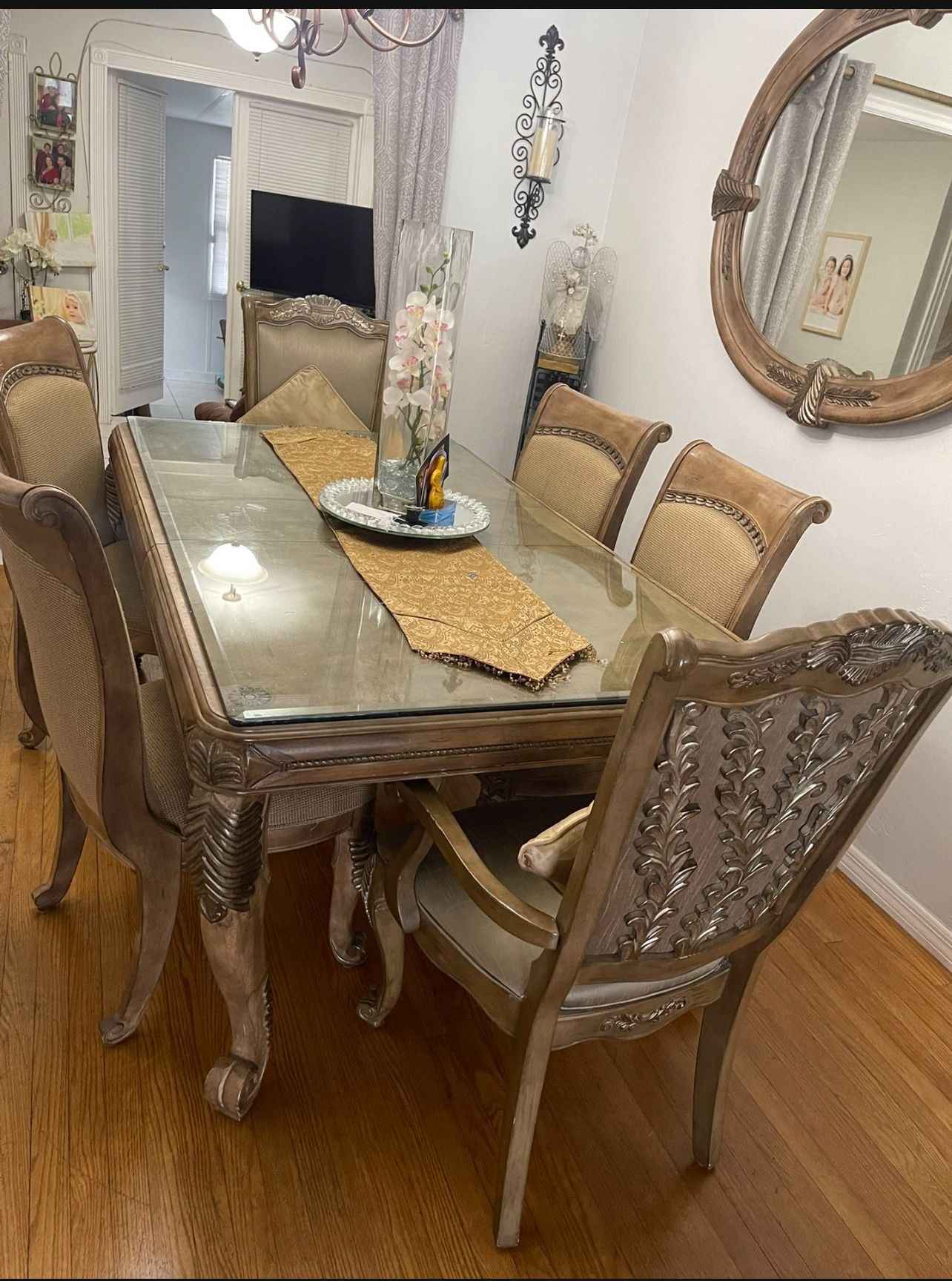 Dinning Table With 8 Chairs Used !