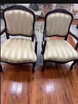 Two Queen Anne Style Side Chair excellent