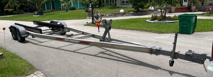 Aluminum dual Axel trailer up to 29’ boat or 7,000lb. New carpet, new wires. All components are in good condition. Ready to load…