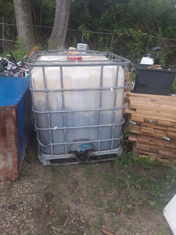 275 Gal IBC Tote With Cage And On And Off Valve  It Does Have About 3-5 Gals Of Used Oil In It