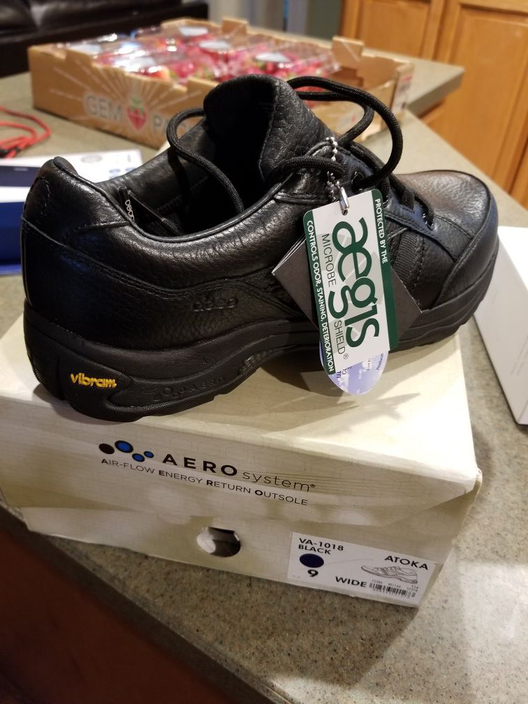 New men's aero comfort shoes size 9 wide