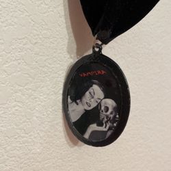 Psychobilly Rockabilly Goth Punk Vampira Maila Nurmi Cameo Black Velvet Choker Necklace. 