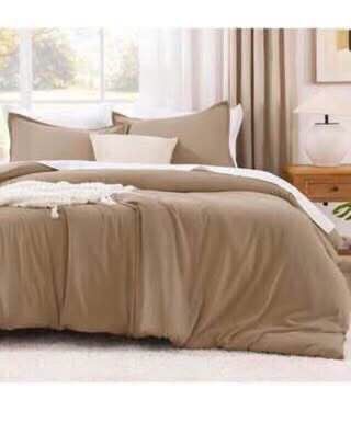 Comforter 3 Pieces. Oversized Queen size
