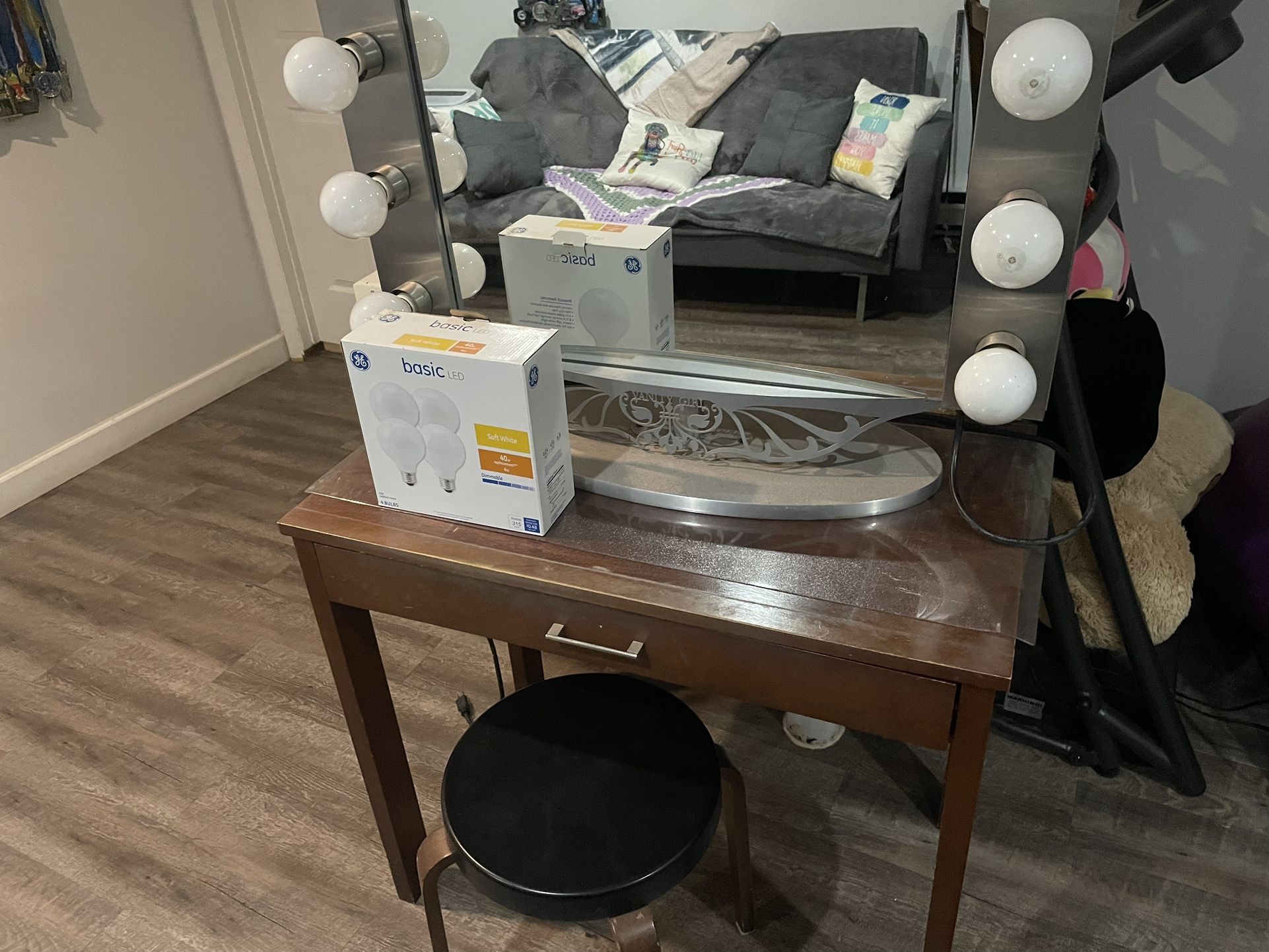 Vanity girl Make Up Mirror And Desk