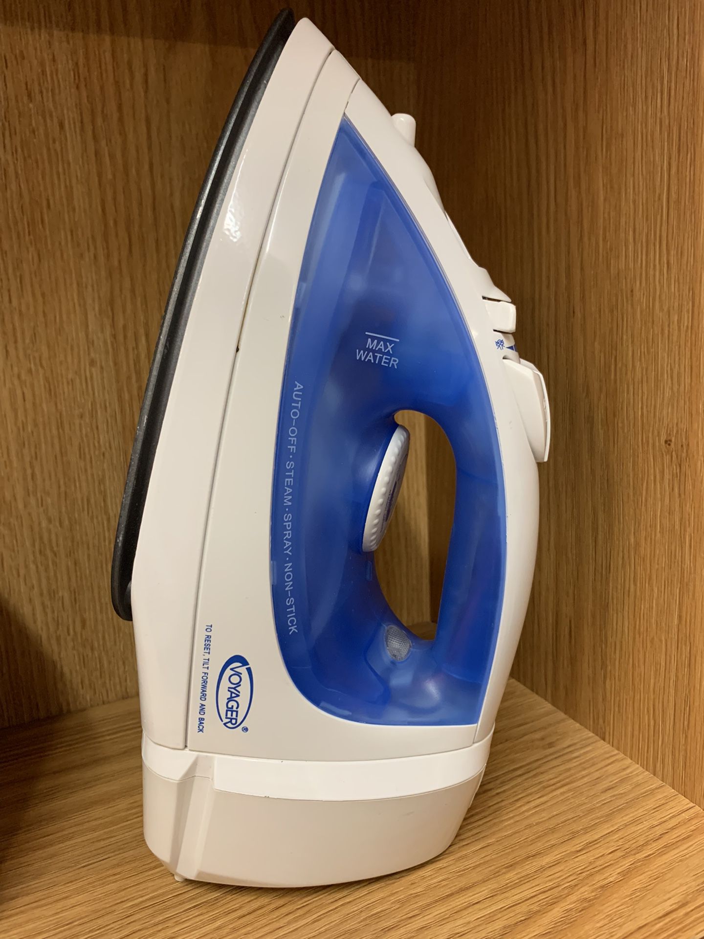 Voyager Steam Iron Retractable Cord Courtesy 