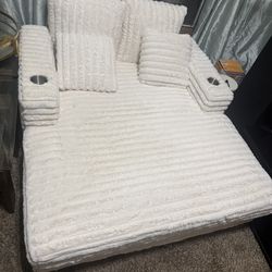 WHITE CHASE LOUNGE CHAIR