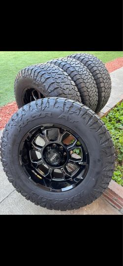 2010 Chevy Silverado 8x6.5 rims  on 37x12.50/20 rims and tires