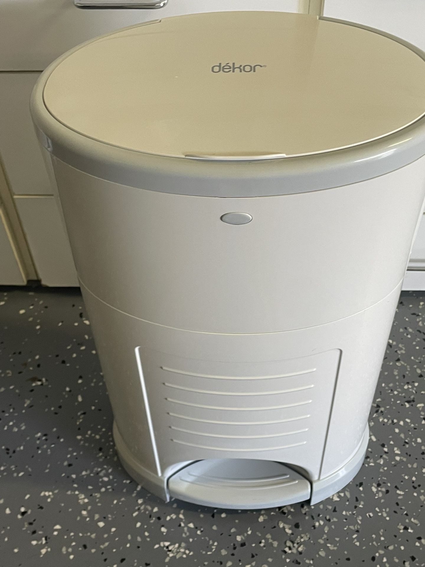 Dekor PLUS Diaper Trash Pail