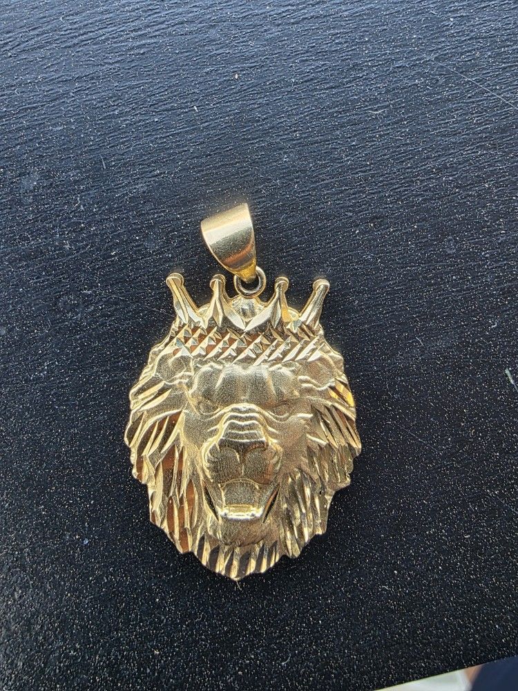 14K Yellow Gold Diamond Cut Lion & Crown Pendant