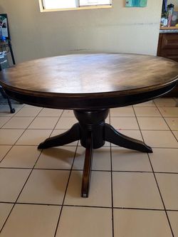 Solid wood pedestal table