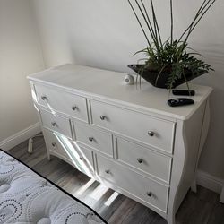 Bed, dresser and night table