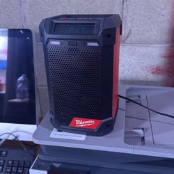 Milwaukee Radio +Charger  M12