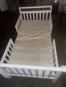 Toddler bed with foam mattress