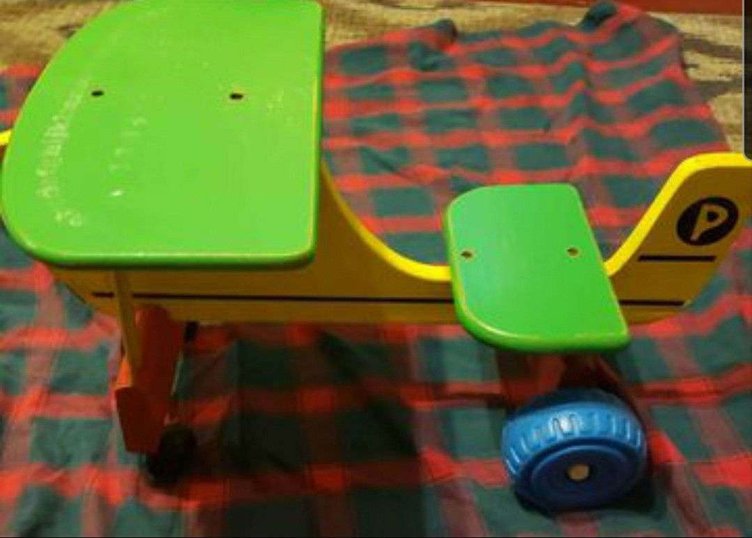 Working PLAYSKOOL Airplane Toy Ride On Rolling Desk Tyke Plane on Wheels Vintage.