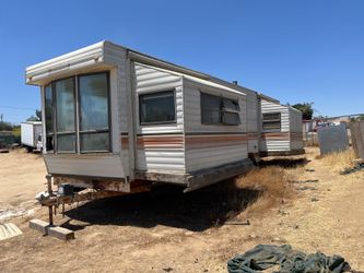 Vintage Travel Trailer / Park Model – $3,500 OBO
