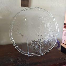 Glass plate with floral patterns