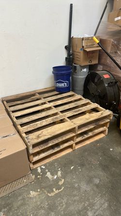 Wooden/Plastic Pallets