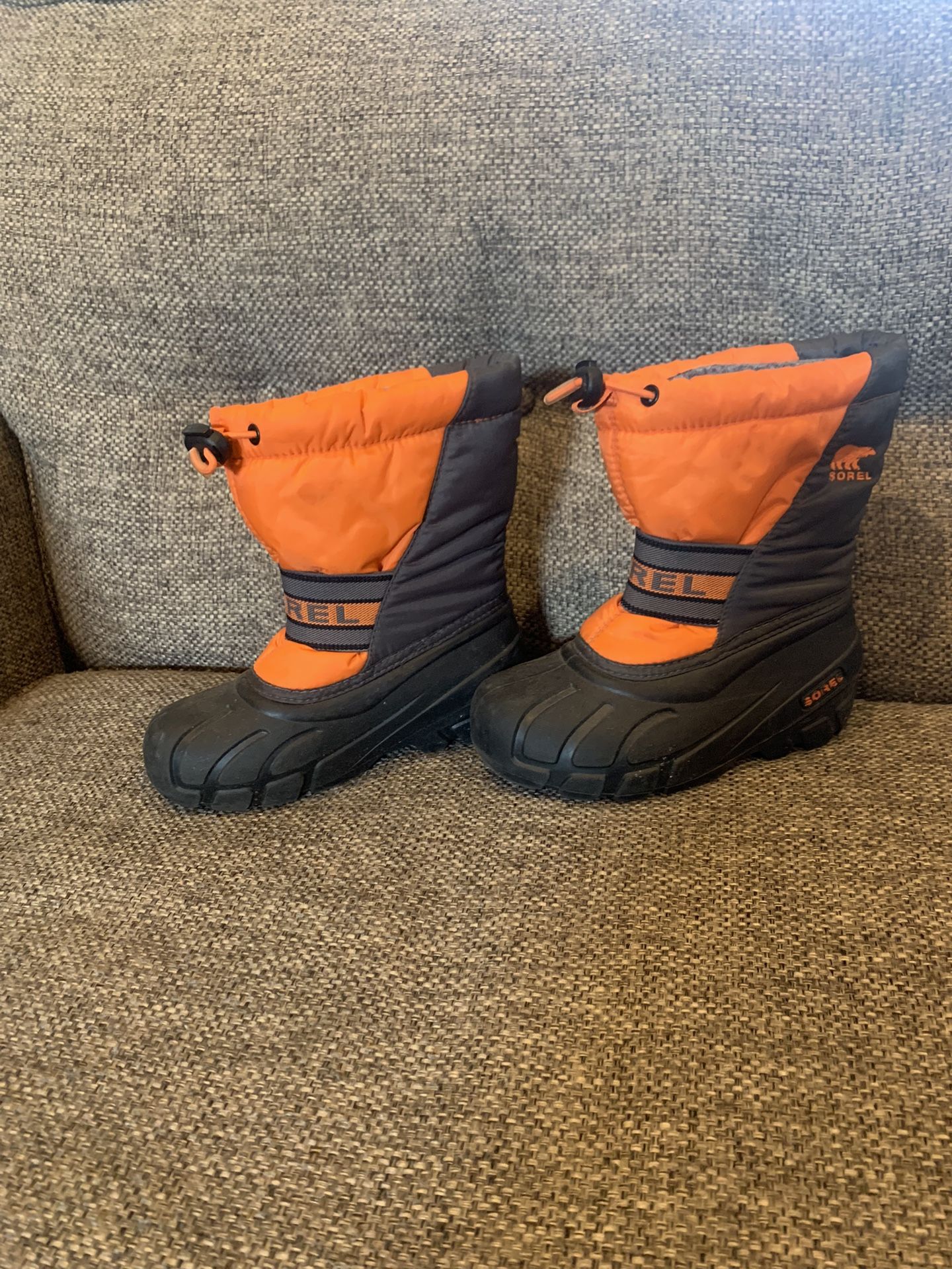 Sorel kids snow boots Size 12 Toddler for Sale in Clovis, CA - OfferUp