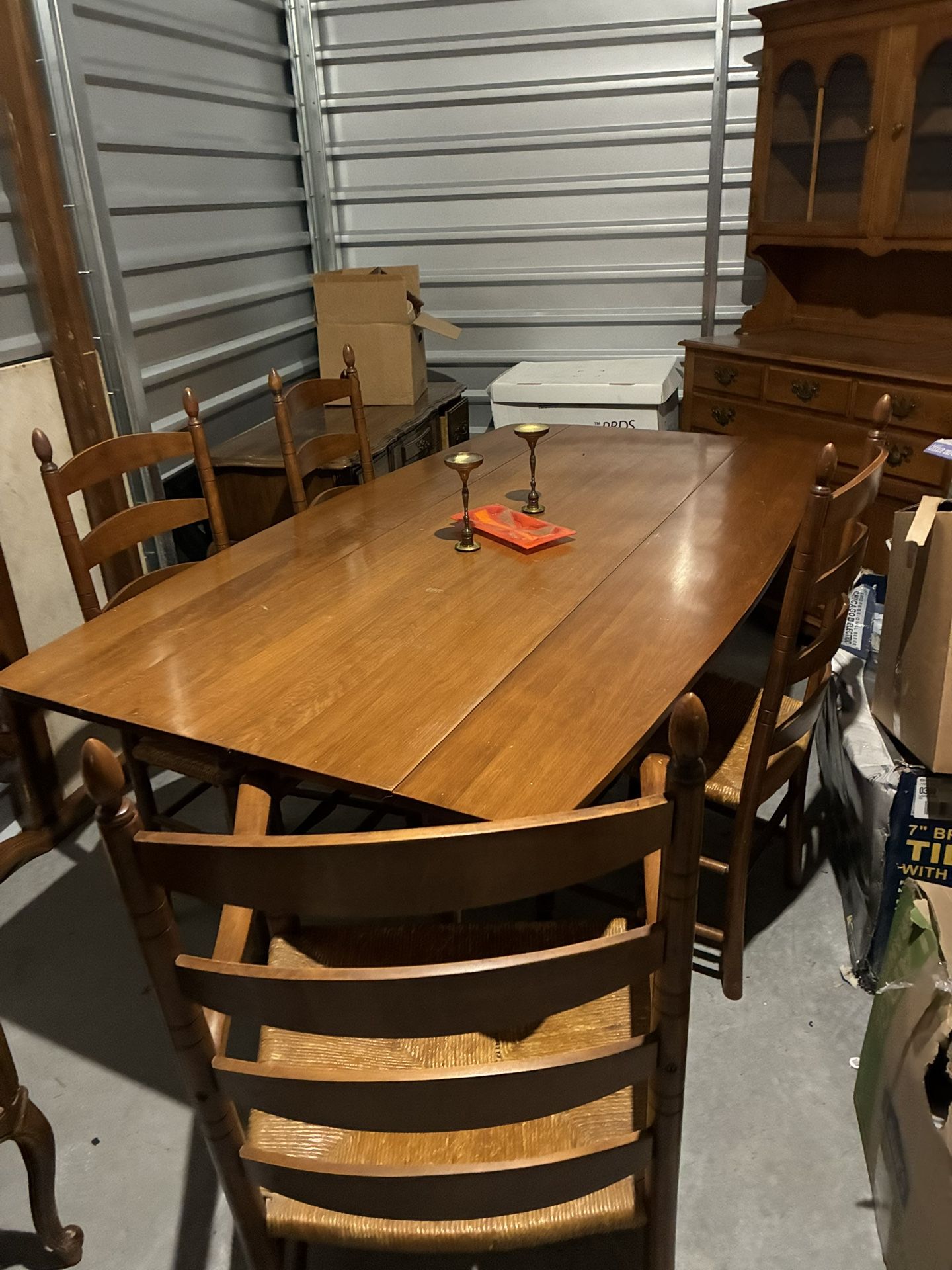 Complete lot of beautiful furniture