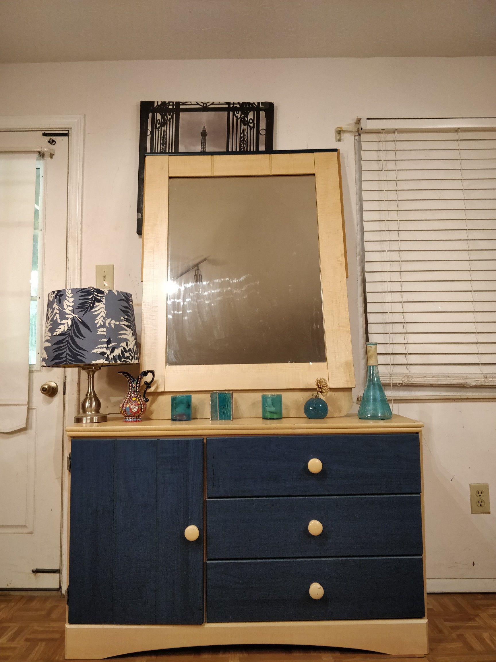 Nice ASHLEY FURNITURE dresser with big mirror and drawers in good condition all drawers working well, driveway pickup. L48"*W15"*H30"