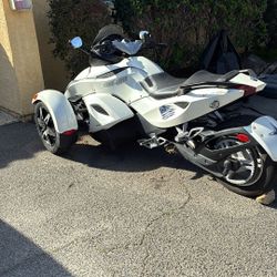 Spider Can Am RSS 2011 Miles Is 10707.7 I Hardly Used I Bought Two Years It Need And Oil Change