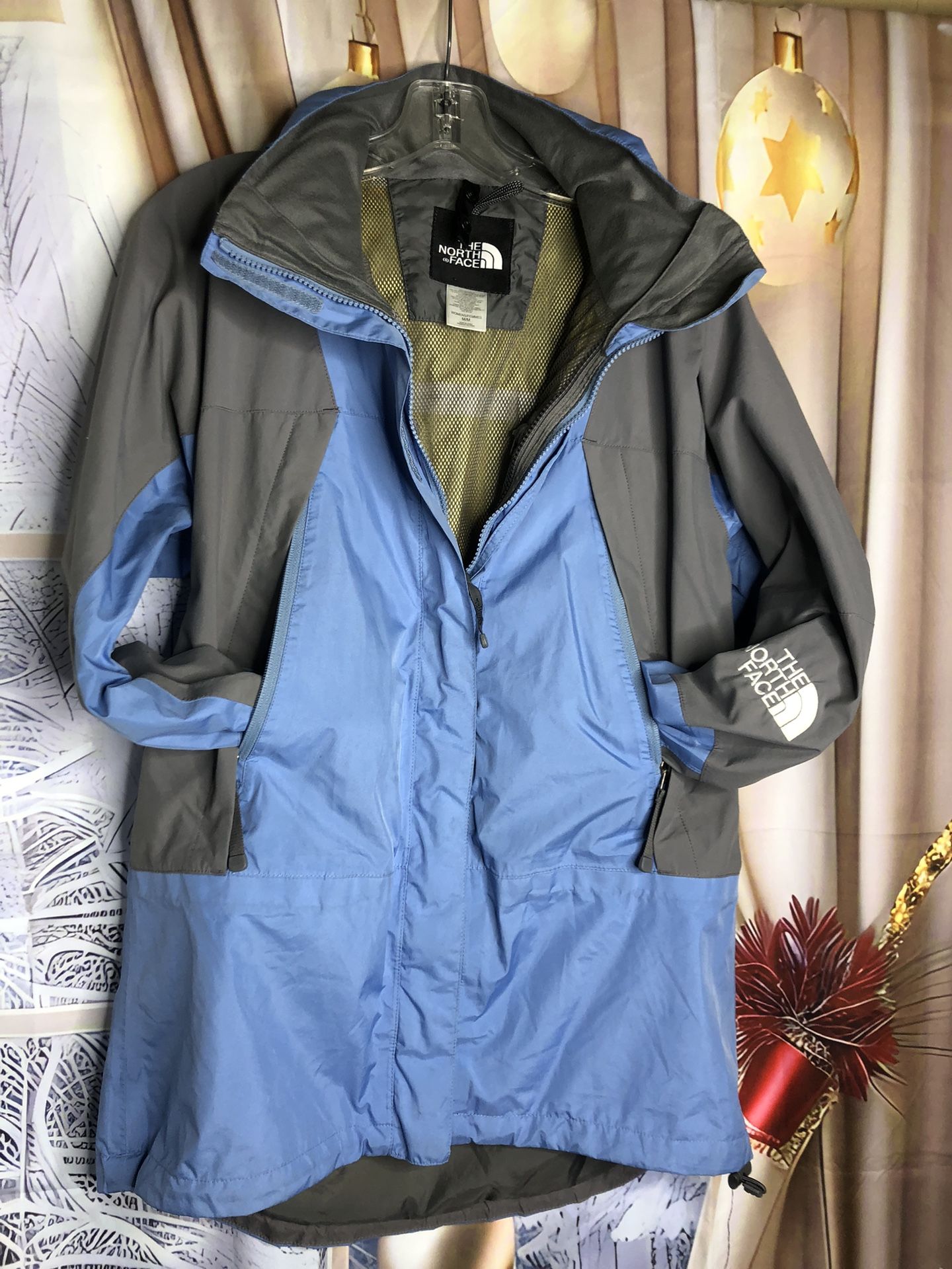 The North Face Women’s Rain Windbreaker Jacket Size Médium 