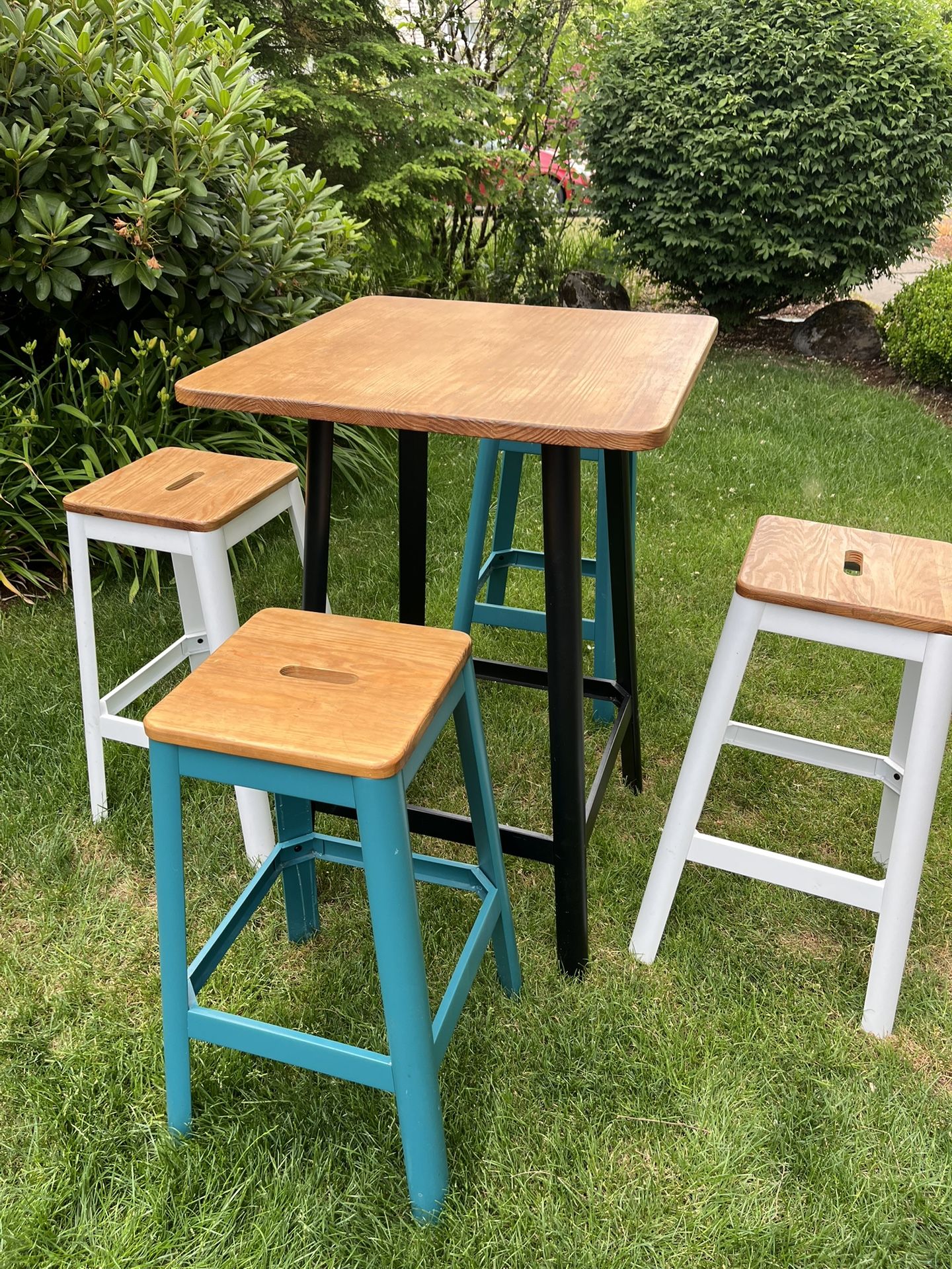 Bistro table with 4 Stools