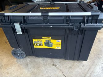 Dewalt 38in Tough Chest Rolling Tool Box