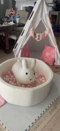 Kids foam ball pit w/ balls
