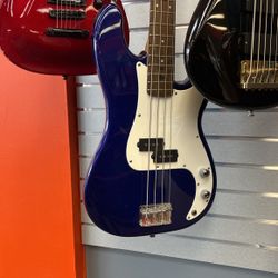 Squire P base affinity with gig bag great condition bass guitar