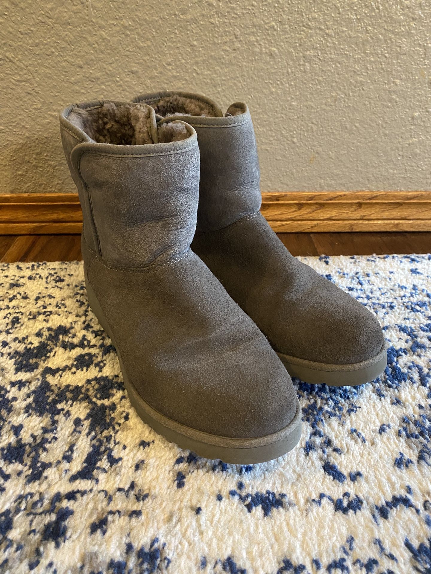 UGG Womens Size 9