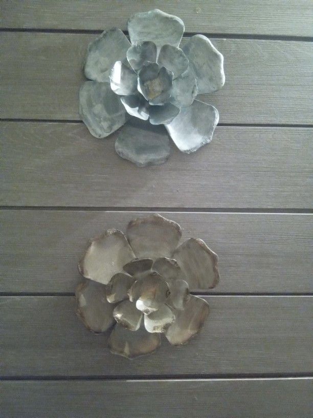 4 Metal wall Flowers Blue And Tan $10