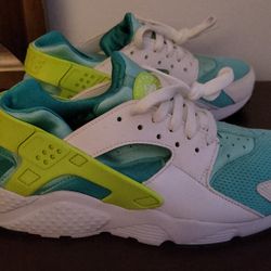 Nike Huarache  Size 6.5 Youth. Runs small. Never worn.