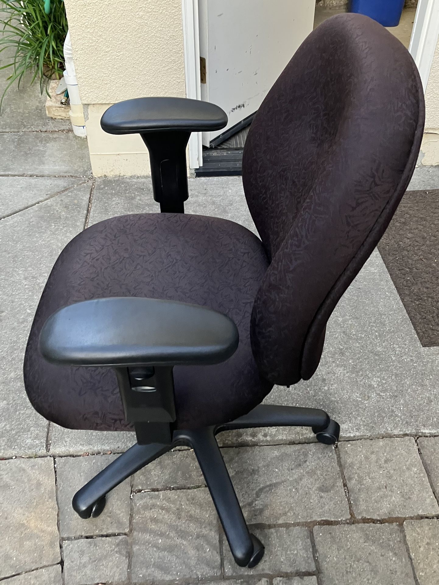 Like New-Super Comfortable Ergonomic Managers Office Chair