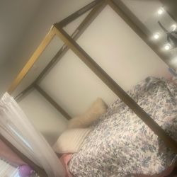 Canopy Bed 