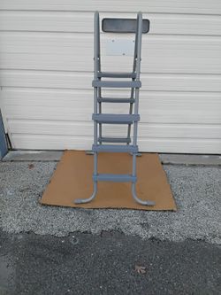 Nice Gray Pool Ladder U Shape 4- Steps On Each Side Like New. 