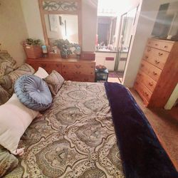 4 Piece Lightly used bedroom set $750 or BEST OFFER