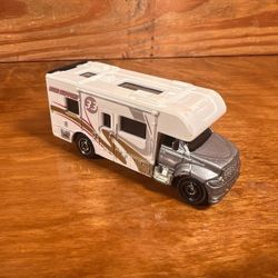 2009 Matchbox MBX MOTOR HOME RV - Desert Adventure 5-Pack - Silver MB756 1:64